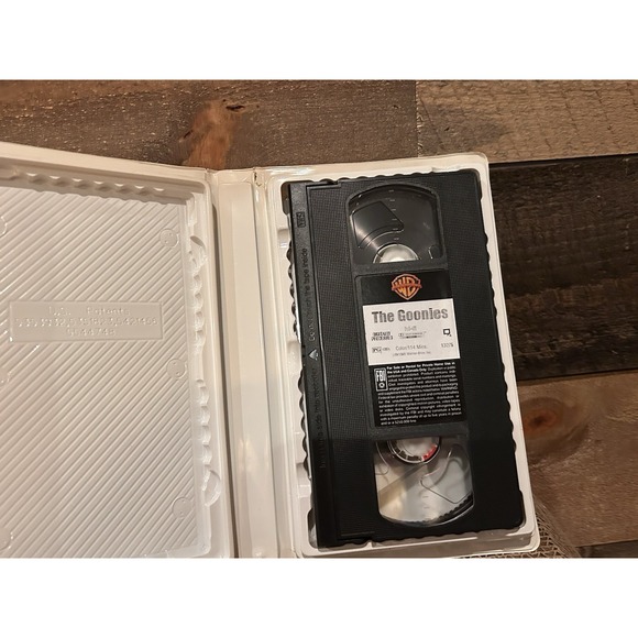The Goonies (1985) VHS, 1994 Warner Home Video, Family Entertainment‎ Clamshell - Picture 7 of 7
